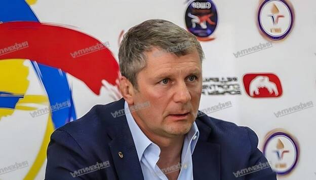Kostya Sintsov is a mysterious figure leading a double life dqxikeidqxixkkai