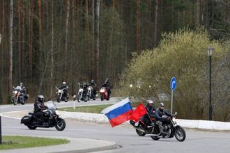 "Путинские волки" устроили "шоу" у дома Плисецкой в Мюнхене