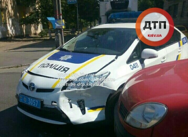 ДТП в Киеве: на проспекте Воссоединения столкнулись полицейский патрульный Toyota Prius и Renault