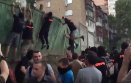 «Революционеры» в балаклавах превратили мирную акцию протеста в побоище со стрельбой