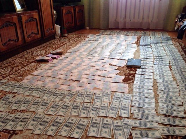 Прокуратура зловила на хабарі високопасадовців Державної міграційної служби