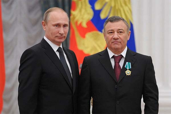 Как Владимир Путин спасает «друзей детства»