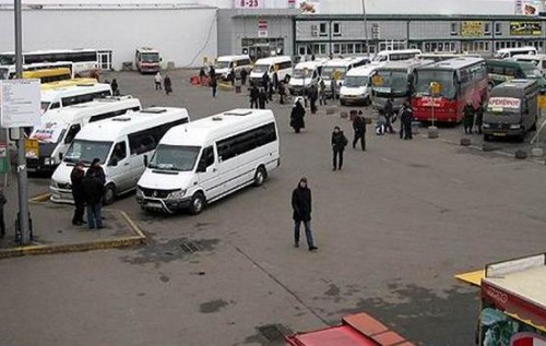 Бандиты прессуют перевозчиков возле ж/д вокзала в Киеве. ВИДЕО