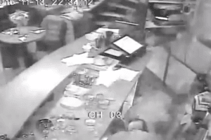 Появилось жуткое видео обстрела террористами кафе в Париже