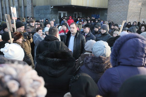 «Зачем нам этот наркоман?», - жители Ясиноватой вышли на "майдан" против Губарева