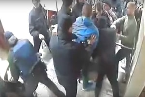 Опубликовано видео штурма молодчиками полицейского участка в Киеве