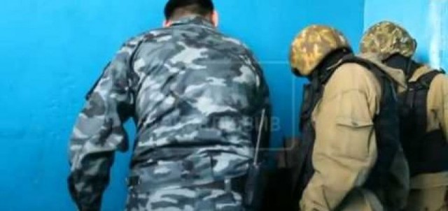 Русский мир пришел: Крымскому депутату разорвали жопу бутылкой из под шампанского