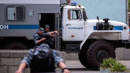 В Крыму перекрыты трассы: вооружённые силовики «шмонают» автобусы