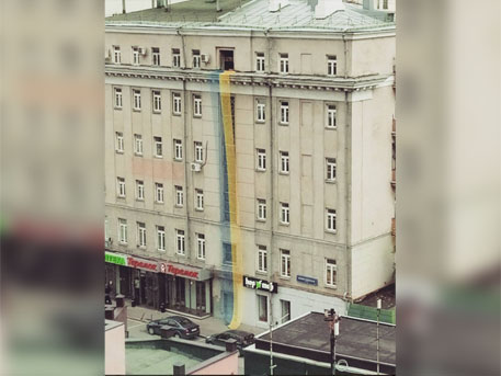 Неизвестные вывесили 20-метровый флаг Украины в центре Москвы