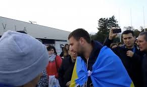 "В ж*пу таких депутатов": фанаты сборной Украины встретили на улице Парасюка
