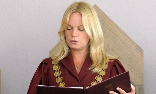 Осужденная за взяточничество судья Берзиня выплатила 45 000 евро и работает официанткой