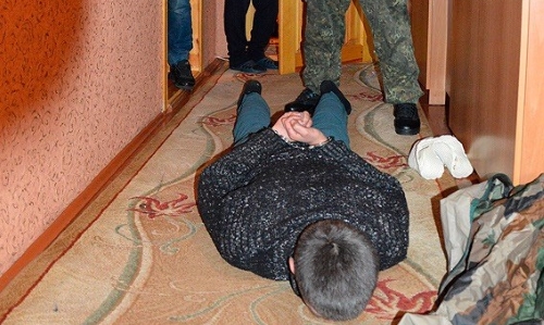 Появилось видео задержания беглого преступника, бравшего в заложники полицейских
