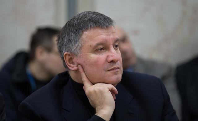 Аваков призвал Олланда "не продавать Украину на вульгарной ярмарке"