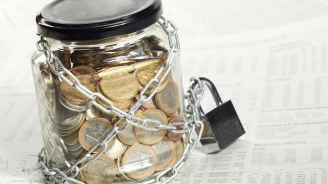 Банкирам позволят следить за деньгами украинцев, арестовывая их счета