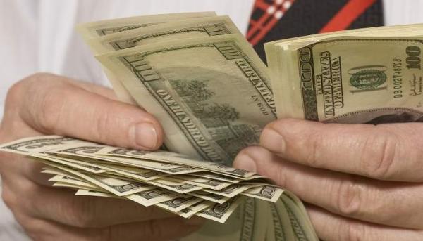 Из-за выходного 14 октября в понедельник ждут повышения продаж доллара