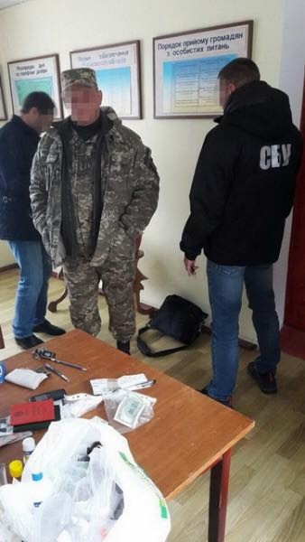 В Одесской области поймали двух военных, которые продавали право служить по контракту