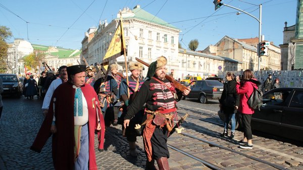 Центром Львова прошли реконструкторы в военной форме
