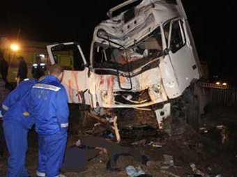 Авария в Свердловской области: грузовик протаранил двухэтажный доом, 5 человек погибли