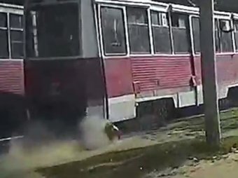 Шок: в Саратове трамвай несколько сотен метров тащил по земле зажатого дверью мужчину