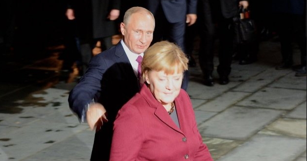 Путин отказался от пива "из рук" Меркель