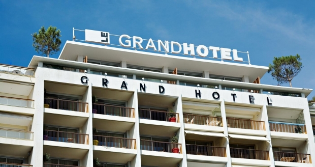      Grand Hotel...