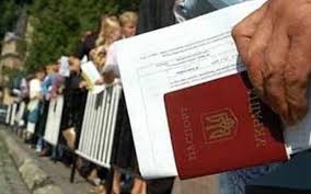 "Маринуют сутки и не пускают в страну". Украинцев снимают с зарубежных рейсов