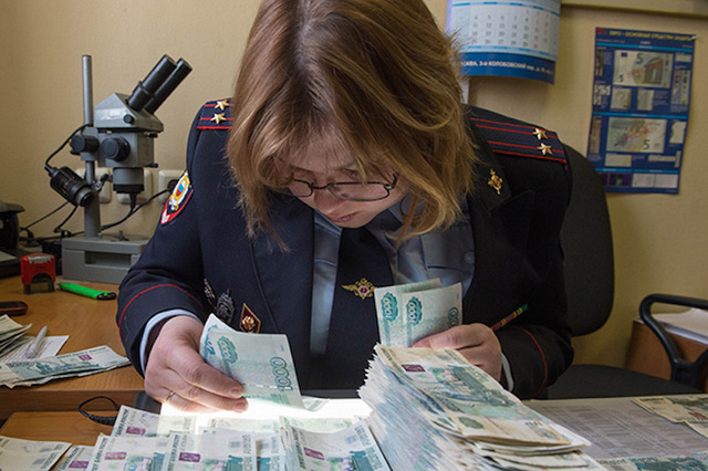 Командир взвода спасцентра МЧС задержан в Ростове по подозрению в подделке денег