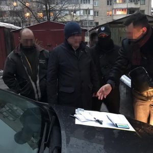 Госисполнитель согласился снять машину с розыска за взятку