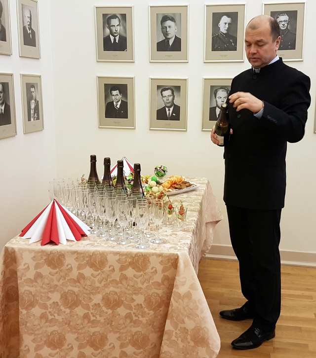 Кто и как пьет утром игристое вино в Даугавпилсской городской думе