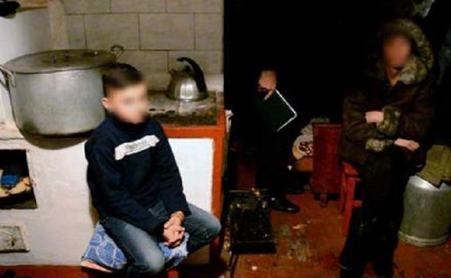Родители-алкоголики выгнали на мороз ребенка за борьбу с пьянством