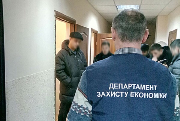 Судебный исполнитель затребовал 20 тысяч гривен за свои незаконные услуги