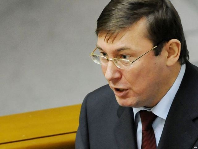 Луценко показал «янтарный клад» у силовиков в Олевске