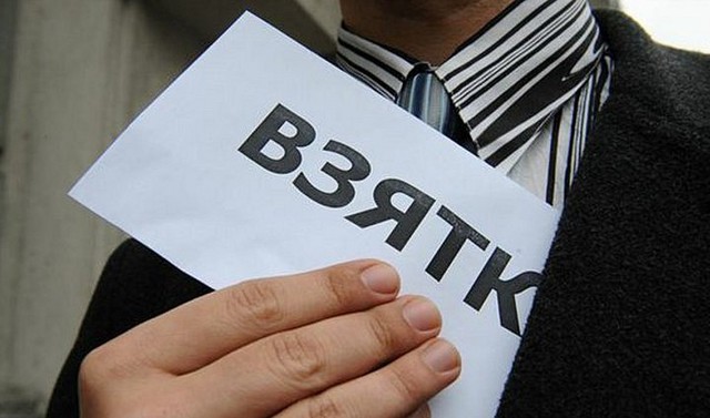 Сутенеры заплатили полицейскому 140 тысяч взятки