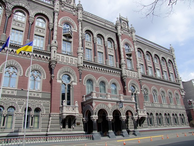 Нацбанк запретил украинцам свободно пользоваться зарплатными картами