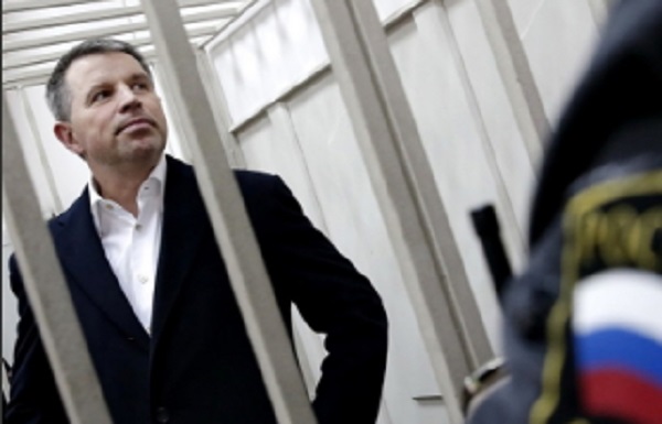 Комаров с Астафуровым поменялись местами на нарах