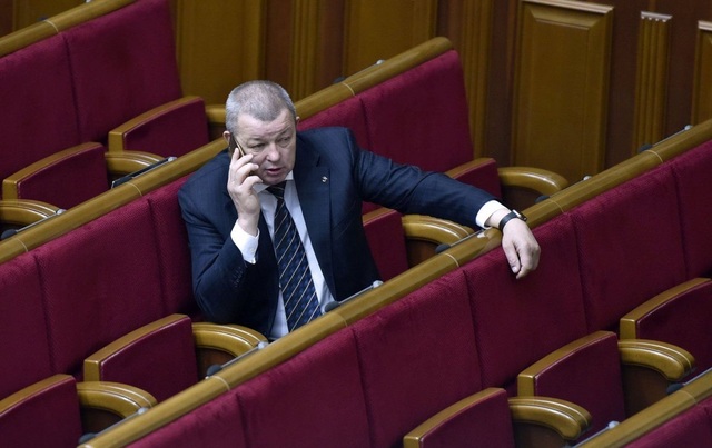 Помощник народного депутата от президентской партии создает фиктивные запросы за вознаграждение?