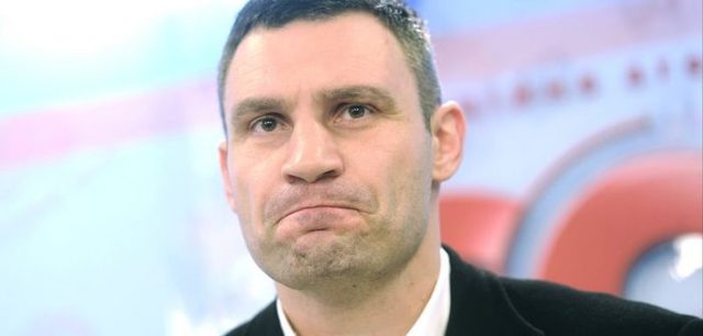 Кличко уволил двух чиновников из-за обвала моста