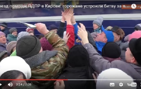 В России сотни людей устроили давку за бесплатные сувениры от партии Жириновского