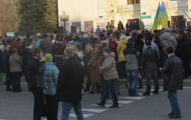 Волонтер из Мариуполя рассказала как власть собирала митинг против торговой блокады