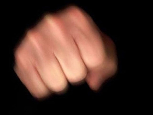Драка у дверей клуба: женщина одним ударом ноги сбила двух человек