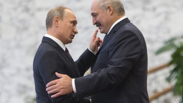 Лукашенко пообещал отстреливаться спиной к спине вместе с Путиным
