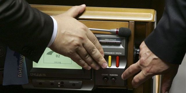 «Голубые объятия», — нардепы «изобрели» новый способ кнопкодавства