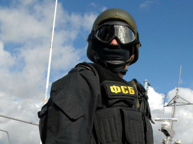 Экс-офицер ФСБ назвал три способа вербовки стукачей Кремлем