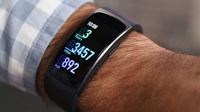 После взрывающихся смартфонов, владельцев Samsung начали обжигать фитнес-браслеты