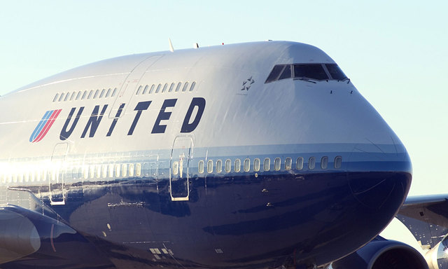 Авиакомпания United Airlines потеряла почти $800 млн после скандала с пассажиром