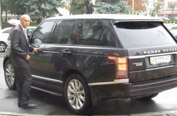 Bentley, Range Rover и Jaguar. На чем ездит Гройсман и его команда