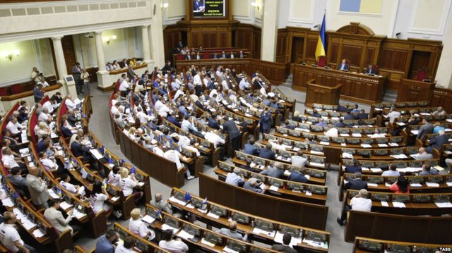 Обнародованы зарплаты всех министров за март