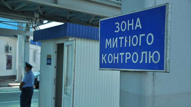 На Волыни таможенники «списывали» импортную гуманитарку на рынки