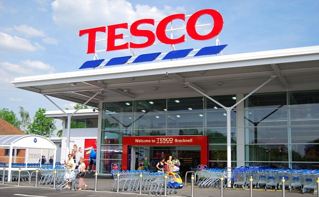 Преступники среди бела дня из кассового аппарата Tesco похитили 86 000 фунтов