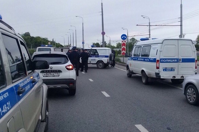 В Казани, выпав на ходу из полицейской машины, погиб задержанный